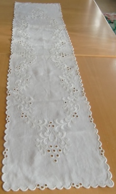 M779M English white stitching embroidery runner